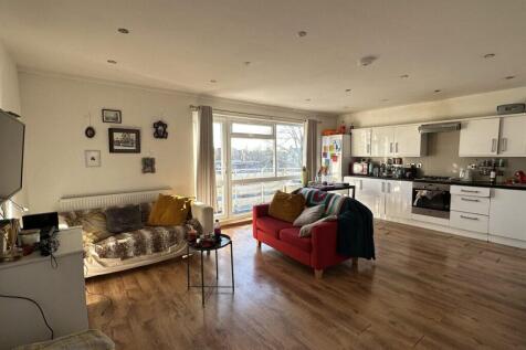Willow Bank Court - Fallowfield - £185 PPPW photo 2
