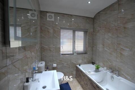 222 Lincoln Road North - Bathroom.jpg