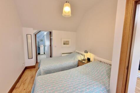 Little Wellingtonia bedroom to ensuite