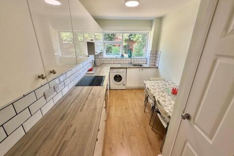 Beechfield Close, Sale, M33 photo 4