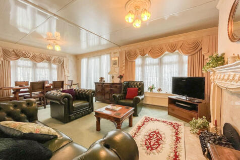 LIVING ROOM/DINER