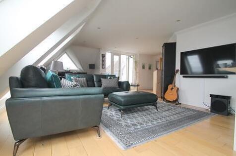 2 bedroom Second Floor Flat in Caterham On The Hill photo 4