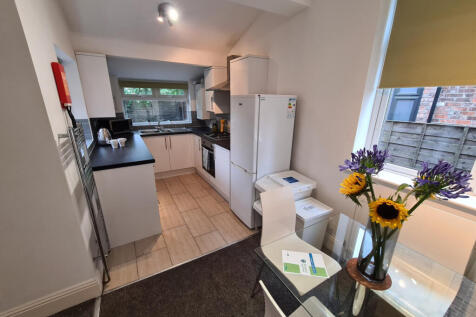 6-bed house on Leeshall Crescent, Manchester, £3,848/mo