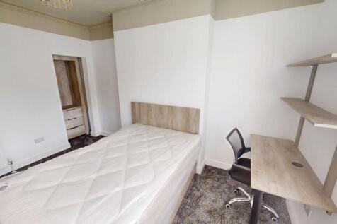 3-bed flat on Osborne Villas, Bristol, BS2, £3,000/mo