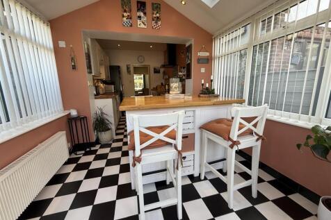 OPEN PLAN LOUNGE &amp; KITCHEN