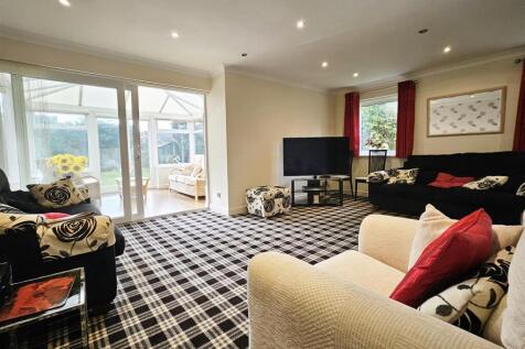 LOUNGE WITH DINING AREA