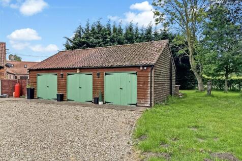 Detached Triple Garaging 694