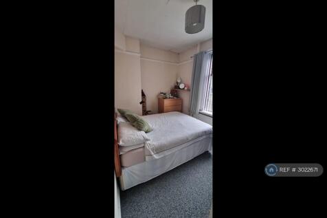 The Grove, Bradford, BD10 photo 3