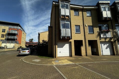 4 Bedroom Town House next to Train Station, Cambr