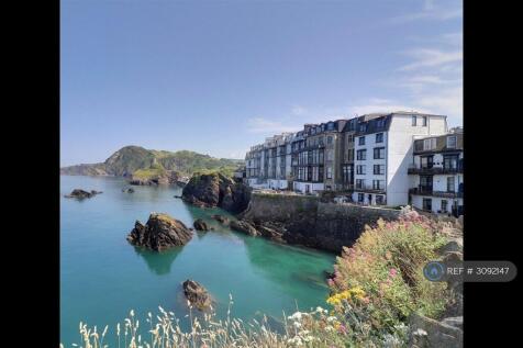 Top Floor Two Bed Apartment Next To The Sea