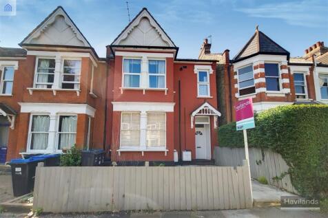 2-bed flat on Eaton Park Road, Palmers Green, N13, £1,950/mo