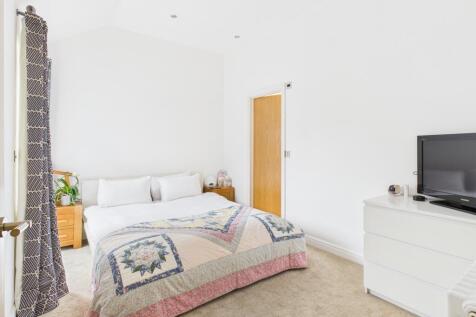 CAM02519G0-PR0233-STILL003