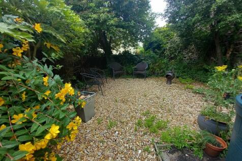 8a Cross St gdn.jpg