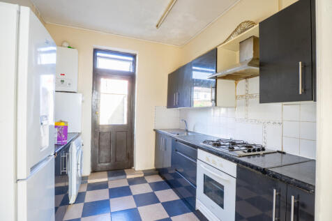 Spacious 4-Bedroom Terraced House with Driveway �