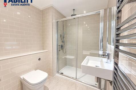 Victory Place, Three Bedroom Maisonette with Private Garden photo 4