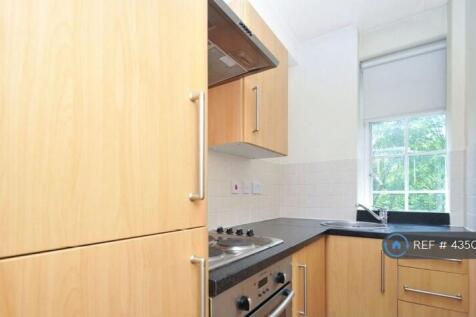 Kitchen: Cooker, Washing Machine, Fridge