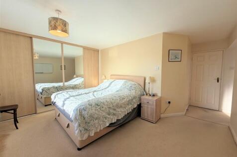 PRINCIPAL BEDROOM...