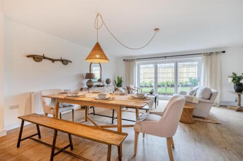 Dining room 2.jpg