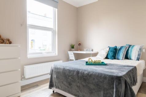 Bright, modern double bedroom with a comfortabl...