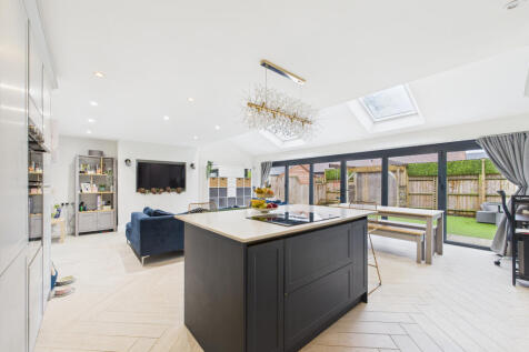 CAM01354G0-PR0646-STILL002