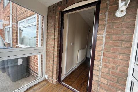 3 bedroom semi-detached house  Rednal B45 - Unive