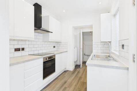 CAM02519G0-PR0348-STILL004