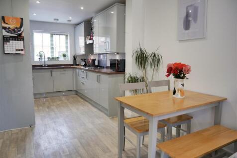 FITTED KITCHEN &amp; DINING AREA