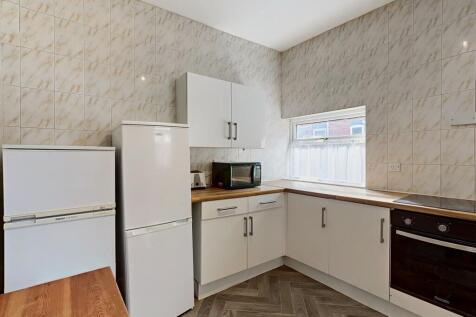 5 Bedroom, Ferndale Road photo 4