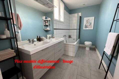 SDB Meublée différemment - Bathroom shown with  di