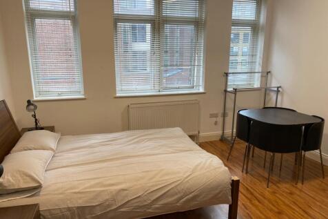 Studio to rent Manningtree Street, London E1