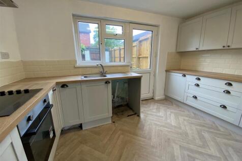29 Meadowcroft - kitchen 3.jpg