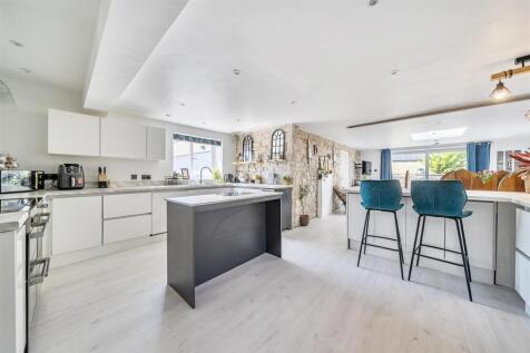 Kitchen/dining/family room