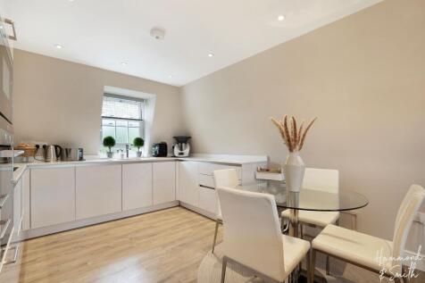 Kitchen / Dining Area