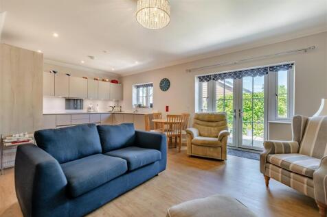 Lounge/Dining/Kitchen Area