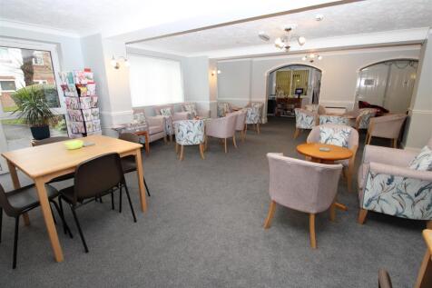 USE COMM LOUNGE1.JPG