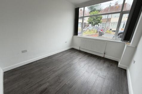 Lynton Avenue, Claregate, Wolverhampton photo 5
