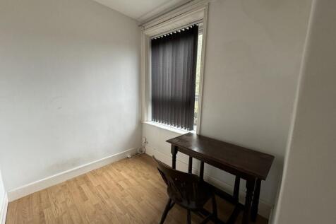 Turf Lane, Chadderton OL9 8HW photo 5