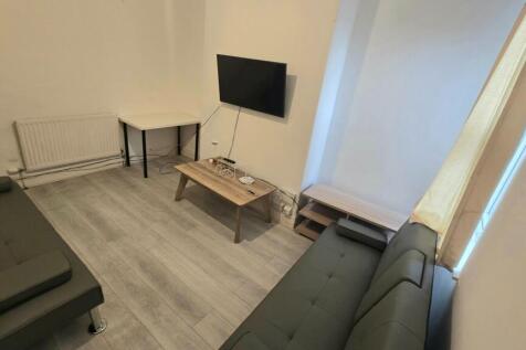 5-bed terraced on Laindon Road, Manchester, £2,817/mo