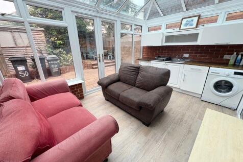 STUDENT FOUR BEDROOM, SEDGLEY ROAD-P07873 photo 5