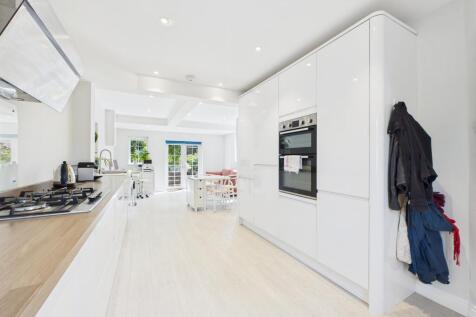 CAM02909G0-PR0460-STILL014