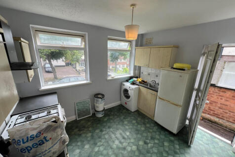 2 Bedroom Semi-Detached House TO LET