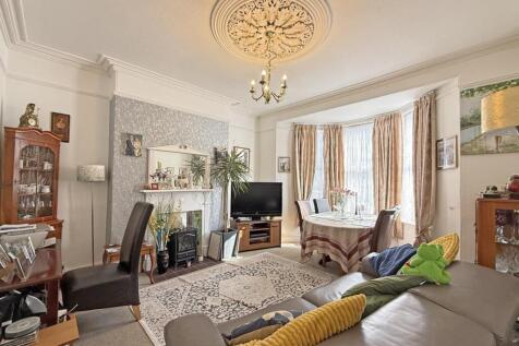 Cromwell Road 21 - Living Room.jpg