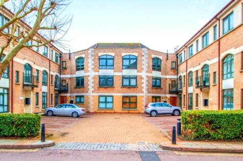 2-bed flat on Flat 9 Windsor Court, Corner Hall, Hemel Hempstead, Hertfordshire, HP3, £1,600/mo