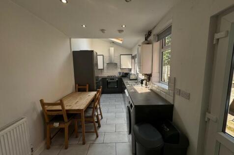 5-bed semi-detached on Cycle Road, Nottingham, Nottinghamshire, NG7, £3,142/mo