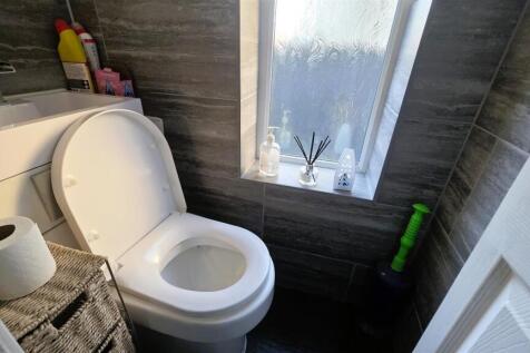 TOILET ROOM