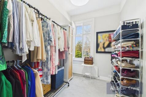 Bedroom Three / Dres