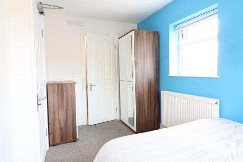 156 Hill View Crescent Room 6 2.JPG
