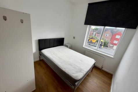1-bed flat on Dickenson Road, M13, £950/mo