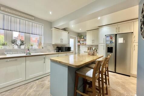 L SHAPED KITCHEN DINER