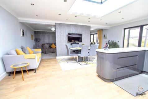 Kitchen &amp; Dining area